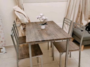 Dining table in good condition for sale