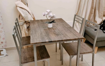 Dining table in good condition for sale