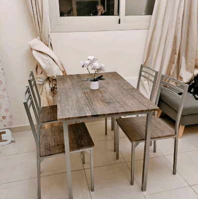 Dining table in good condition for sale
