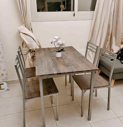 Dining table in good condition for sale