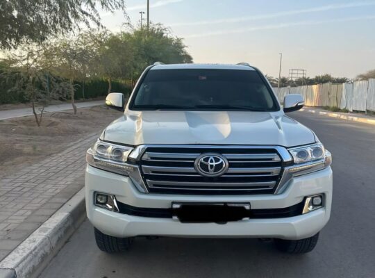 Toyota Land cruiser VXR 5.7L full option 2017