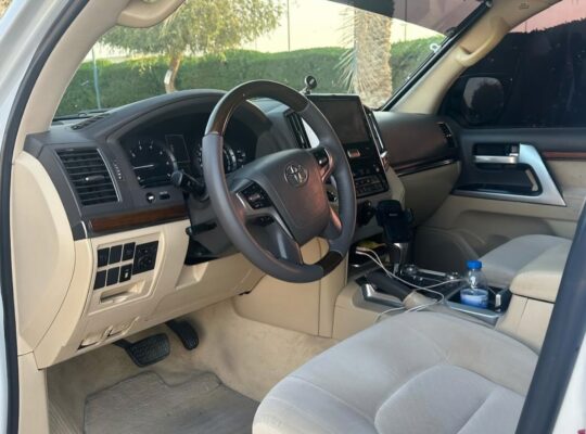 Toyota Land cruiser VXR 5.7L full option 2017