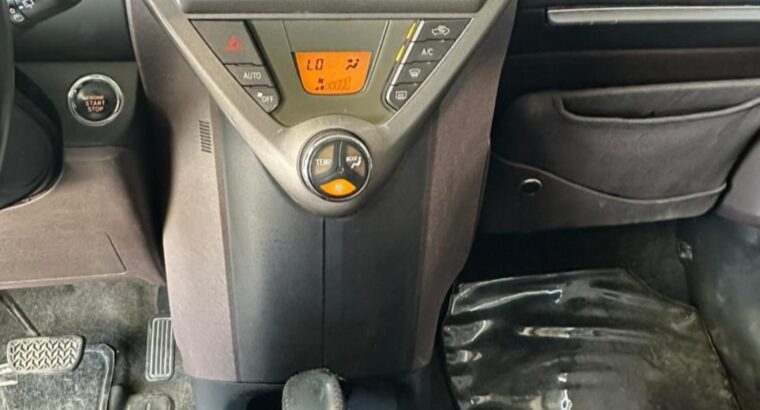Toyota IQ 2011 full option imported