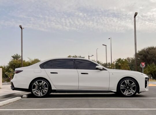 BMW 760i X Drive 2023 Gcc full option