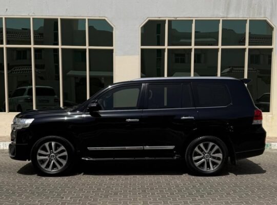 Toyota Land cruiser VXR 5.7L full option 2018