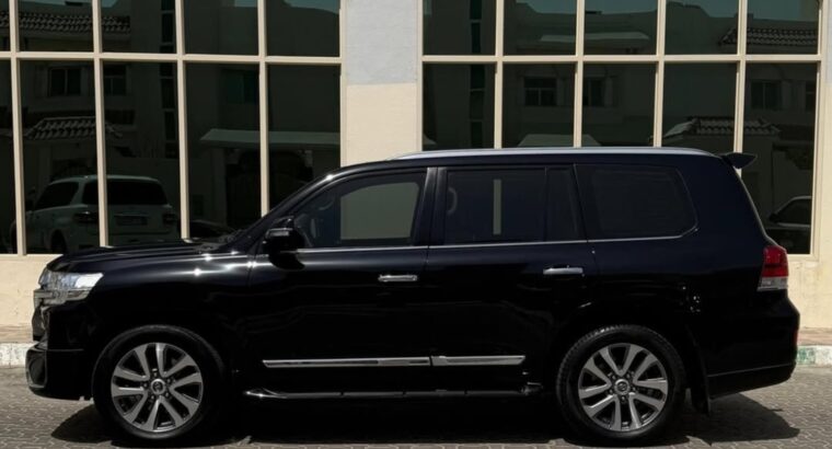 Toyota Land cruiser VXR 5.7L full option 2018