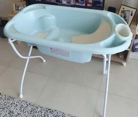 Cam baby bathtub and Cam universal stand for sale