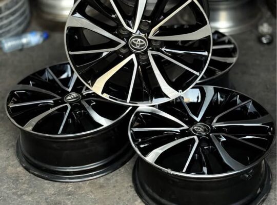 Toyota Camry 17 inch original rims for sale