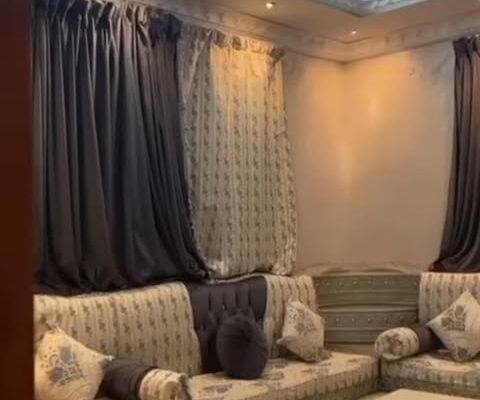 للبيع مجلس كبير فاخر ومريح