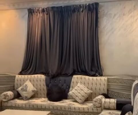 للبيع مجلس كبير فاخر ومريح