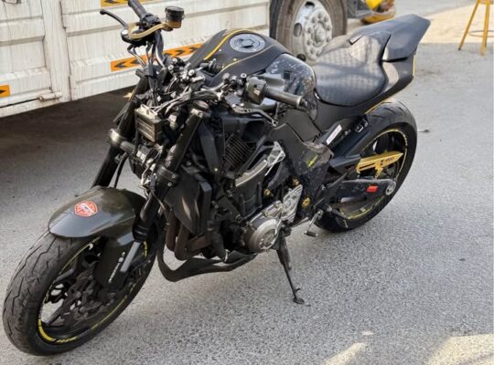 Kawasaki Z1000 2016 GCC in perfect condition for s