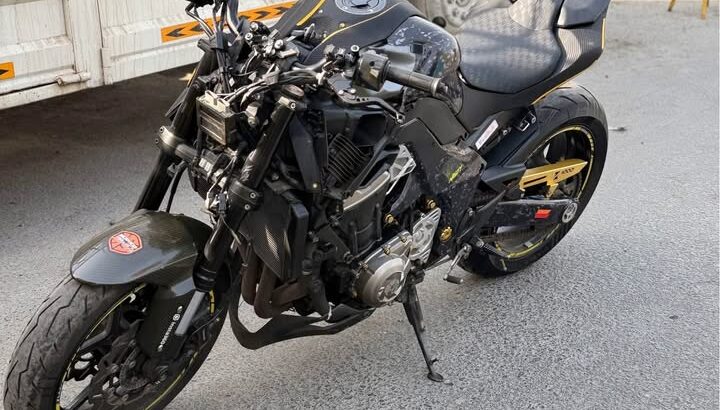 Kawasaki Z1000 2016 GCC in perfect condition for s