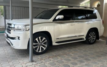 Toyota Land cruiser GXR 5.7L full option 2016 Gcc
