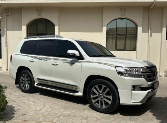 Toyota Land cruiser GXR 5.7L full option 2016 Gcc