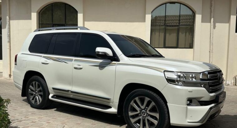 Toyota Land cruiser GXR 5.7L full option 2016 Gcc