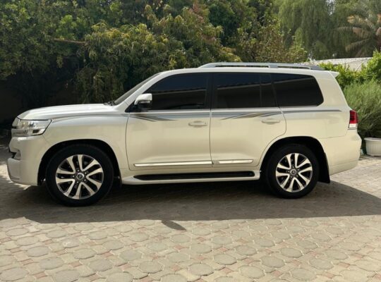Toyota Land cruiser GXR 5.7L full option 2016 Gcc