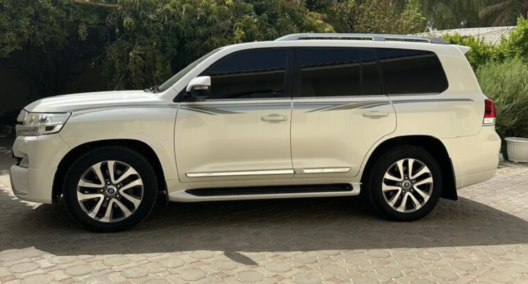 Toyota Land cruiser GXR 5.7L full option 2016 Gcc