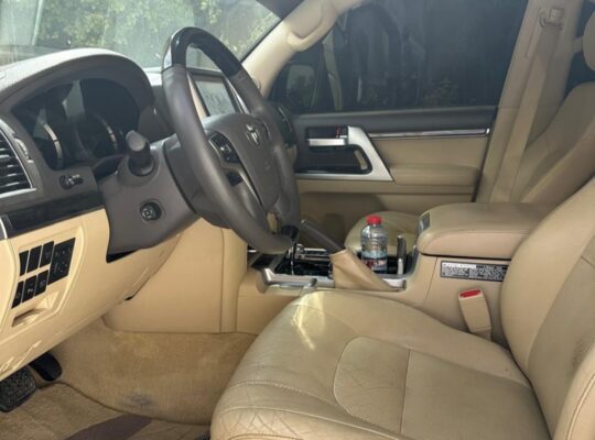 Toyota Land cruiser GXR 5.7L full option 2016 Gcc