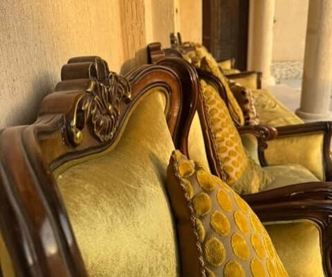 جلسة فخمة خشب متين بحالة ممتازة