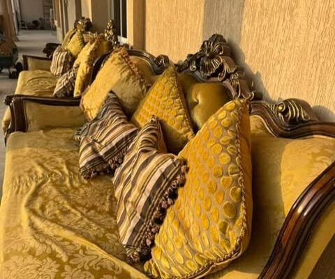 جلسة فخمة خشب متين بحالة ممتازة