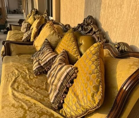 جلسة فخمة خشب متين بحالة ممتازة