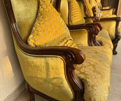 جلسة فخمة خشب متين بحالة ممتازة