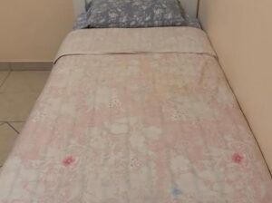 للبيع عدد ٢ سرير مع المرتبه
