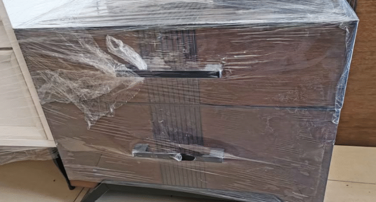 Bed set king size 5 piece in good condition for sa