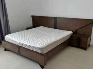 Bed set king size 5 piece in good condition for sa