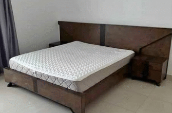 Bed set king size 5 piece in good condition for sa