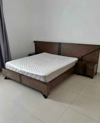 Bed set king size 5 piece in good condition for sa
