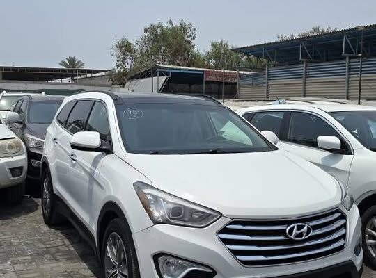 Hyundai grand Santa Fe 2013 in good condition for