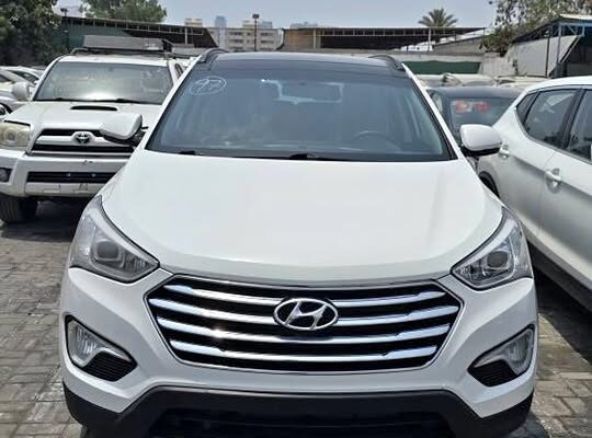 Hyundai grand Santa Fe 2013 in good condition for
