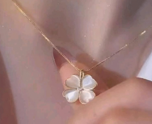 European Style Gold Plated Stone Heart Petal Neckl