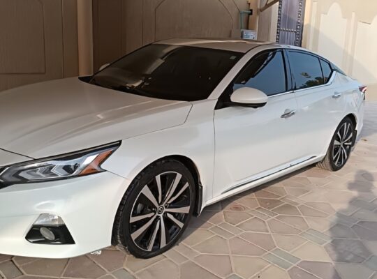 Nissan Altima platinum 2019 USA imported for sale