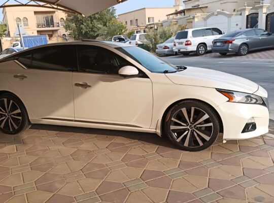 Nissan Altima platinum 2019 USA imported for sale