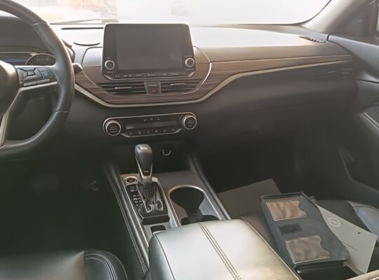Nissan Altima platinum 2019 USA imported for sale