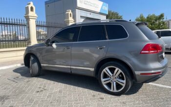 Volkswagen Touareg R line 2015 Gcc for sale