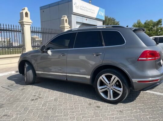 Volkswagen Touareg R line 2015 Gcc for sale