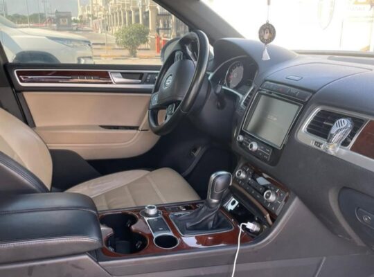 Volkswagen Touareg R line 2015 Gcc for sale
